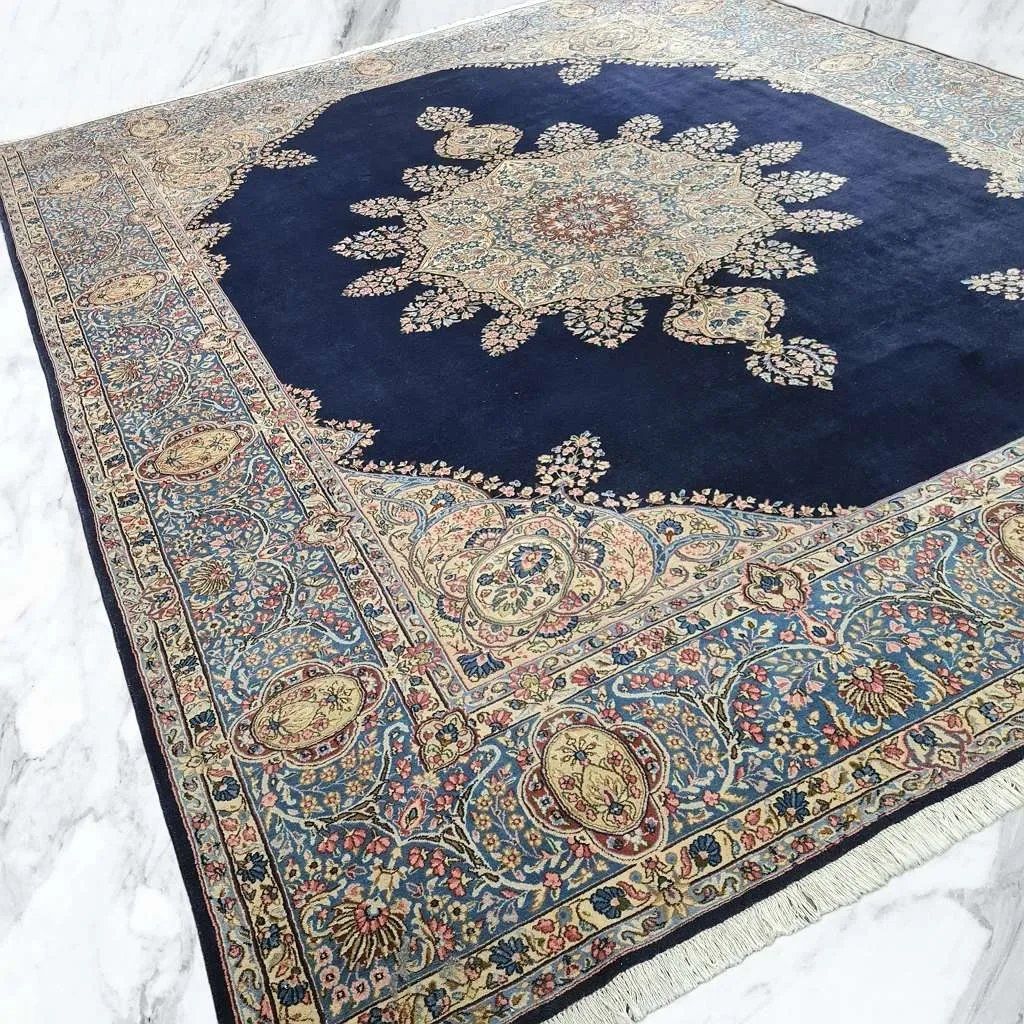 feinster " KIRMAN " 390x320cm - tiefblaues Mittelfeld - Top Zustand - sehr selten geworden